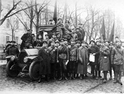 Отряд красногвардейцев на Конногвардейском бульваре. Петроград. 1917 год